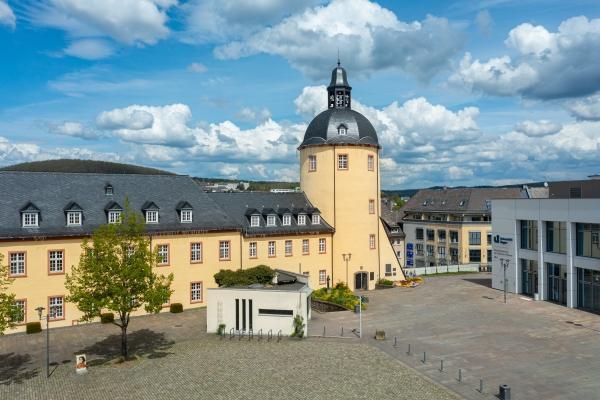 Campus Unteres Schloss. Teil Schlossplatz, Eingang Hörsaalzentrum rechts, dicker Turm in der Mitte.