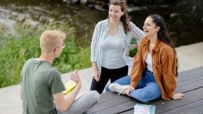 Studierende am Siegufer